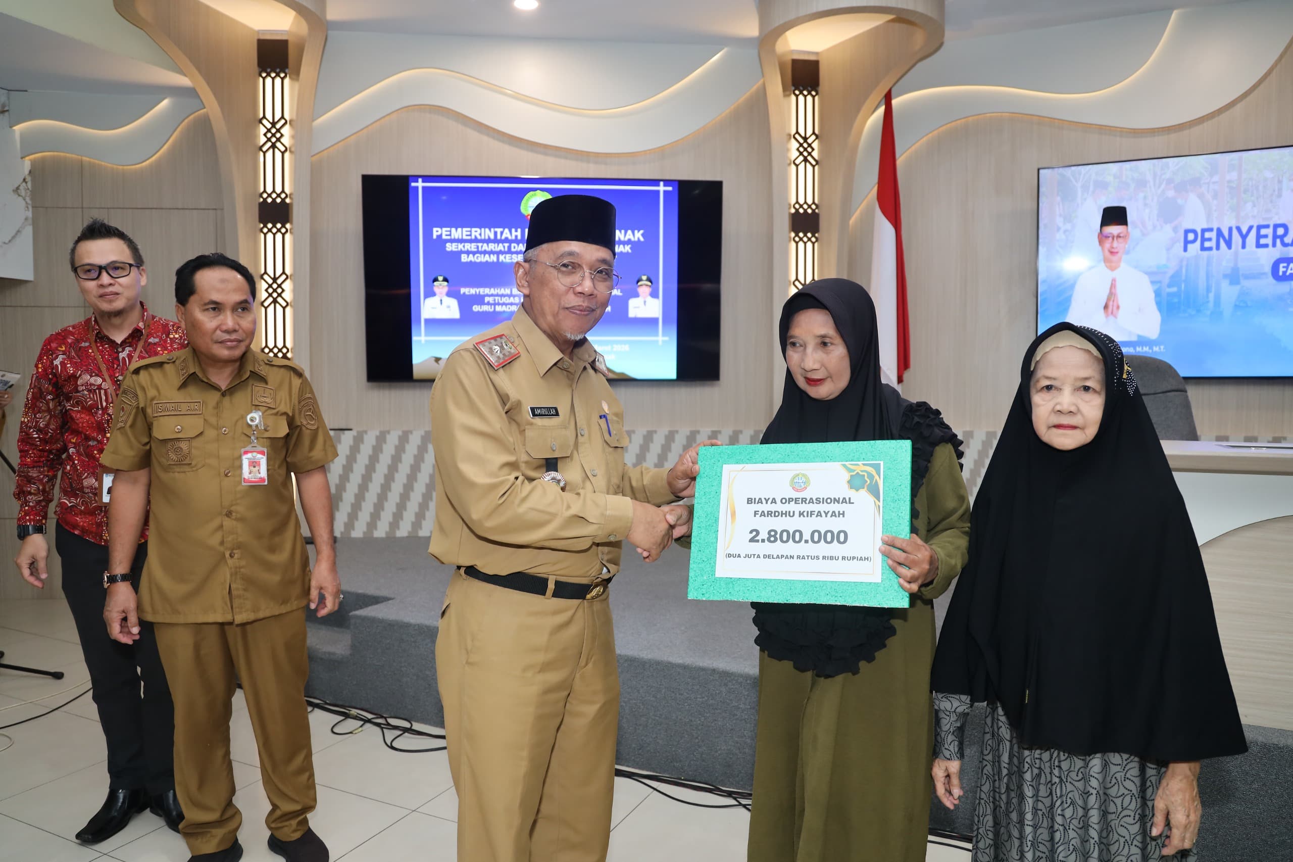 BANTUAN: Sekretaris Daerah Kota Pontianak Amirullah menyerahkan secara simbolis bantuan kepada petugas fardhu kifayah.