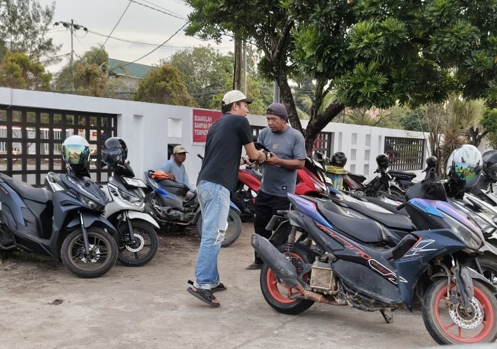 TAKJIL : Anggota AJK membagikan takjil kepada warga yang masih bekerja di seputaran Kota Ketapang.