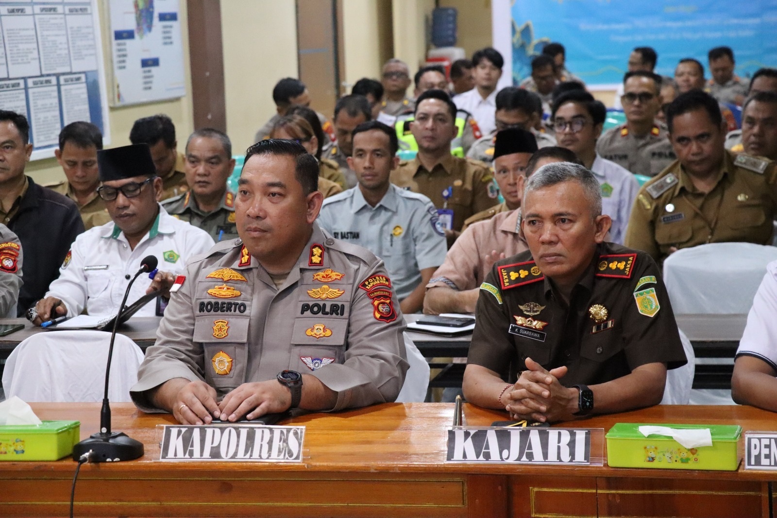 KOORDINASI : Forkompinda Kapuas Hulu saat mengikuti rapat koordinasi lintas sektoral Operasi Ketupat Kapuas 2026 secara zoom bersama Kapolda Kalbar. 