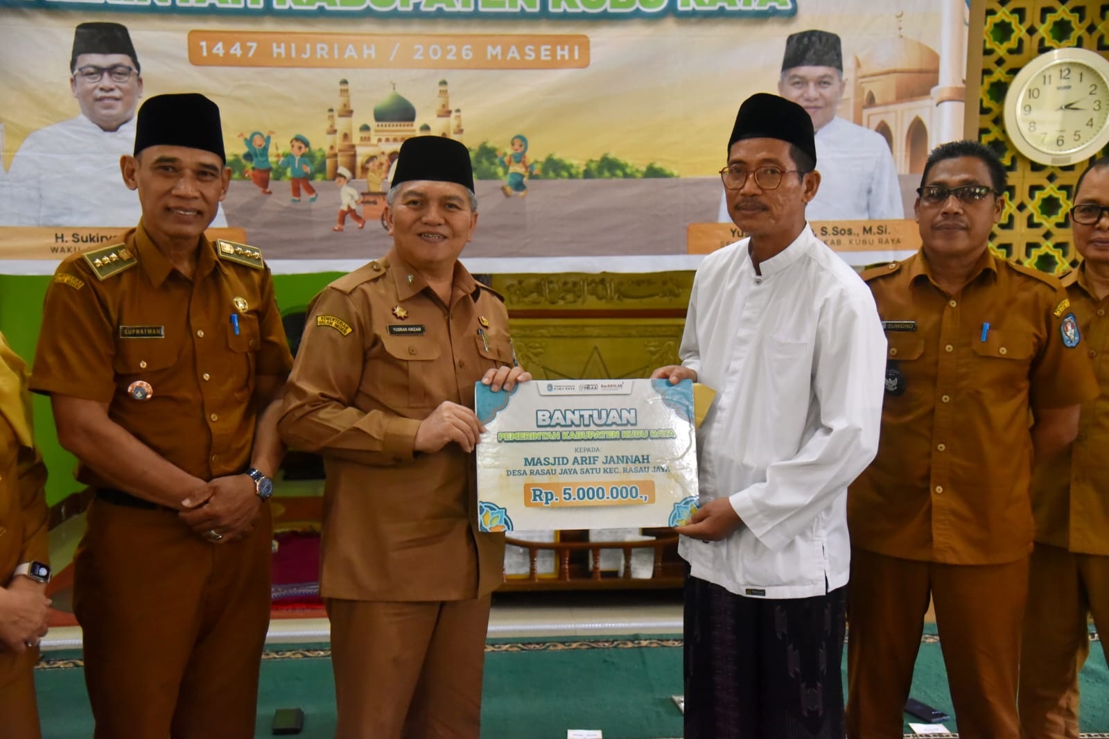 BANTUAN:  Sekda Kubu Raya, Yusran Anizam menyerahkan bantuan dari Bupati Kubu Raya kepada pengurus Masjid Arif Jannah di Desa Rasau Jaya I, Kecamatan Rasau Jaya, Senin (9/3). 