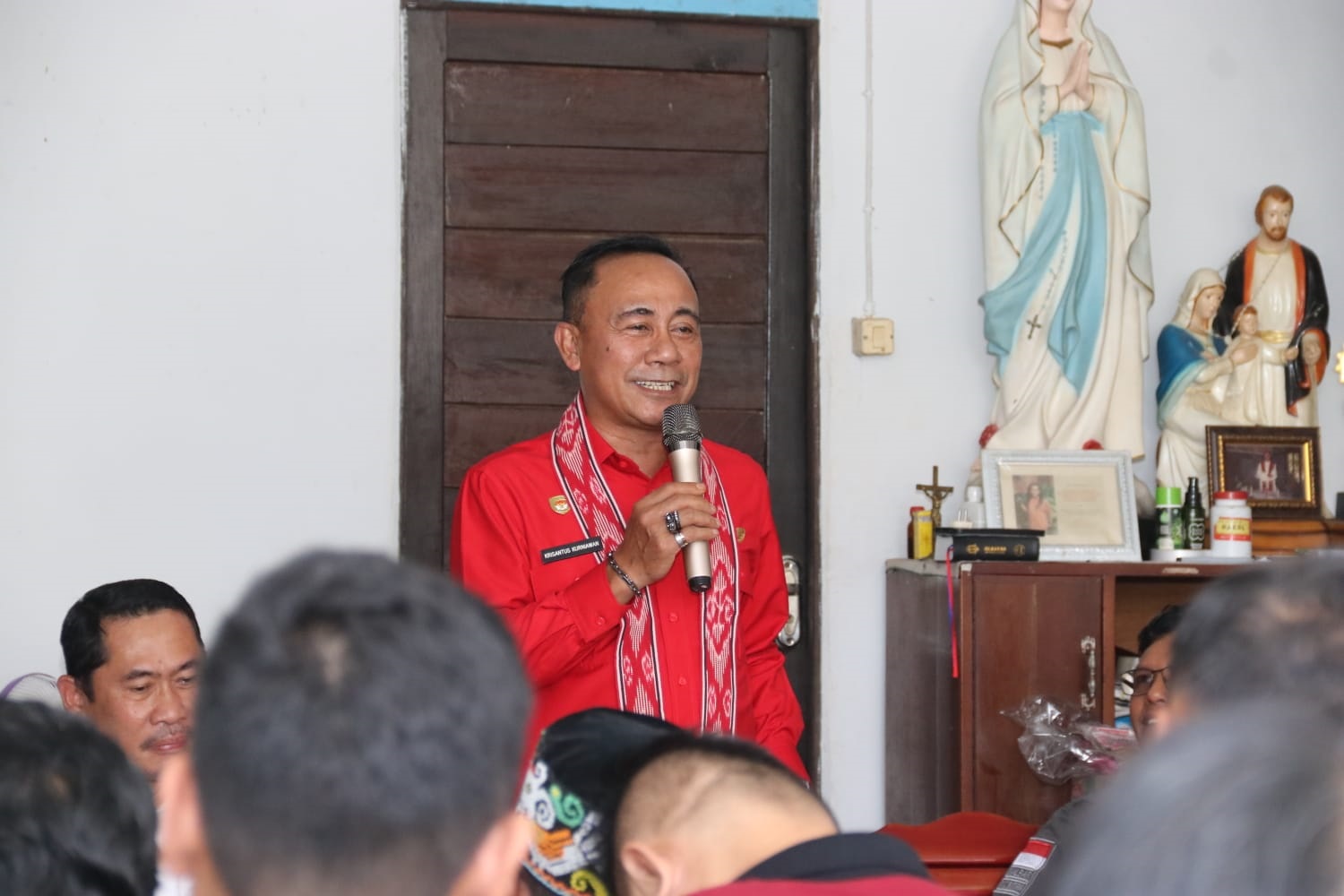 SAMBUTAN: Wakil Gubernur Kalbar Krisantus Kurniawan menyampaikan sambutan saat berkunjung ke Paroki Emanuel Sukadana di Pastoran Emanuel, Desa Sutera, Kayong Utara.