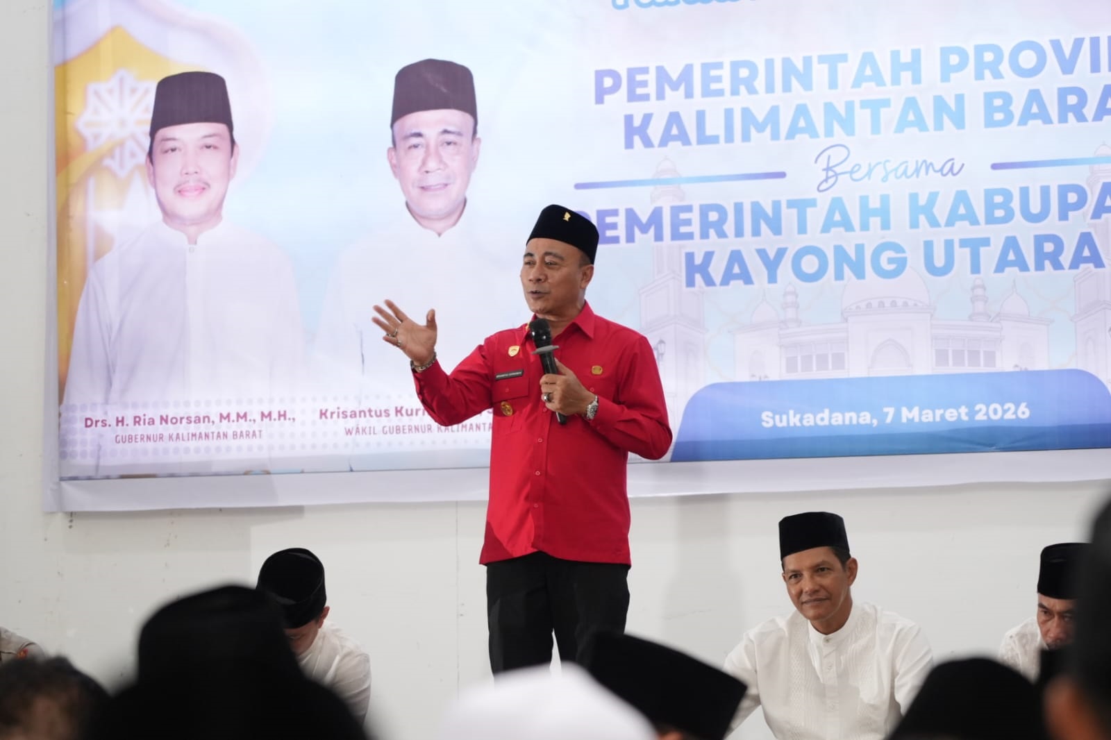 SILATURAHMI RAMADAN: Wakil Gubernur Krisantus Kurniawan memberikan sambutan saat Silaturahmi Ramadan Pemerintah Provinsi Kalbar di Pendopo Bupati Kayong Utara.
