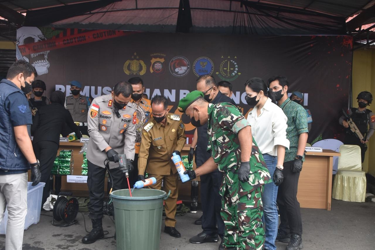 NARKOTIKA : Sebanyak 57 paket narkotika jenis sabu dengan berat total mencapai 57 kilogram lebih dimusnahkan oleh jajaran kepolisian di Kabupaten Sintang.