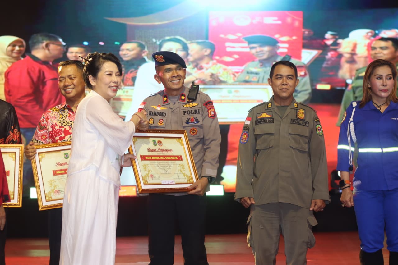 Satbrimob Polda Kalbar menerima penghargaan dari Pemkot Singkawang atas kontribusi mengamankan Festival Perayaan Imlek 2577 Kongzili dan Cap Go Meh Tahun 2026.