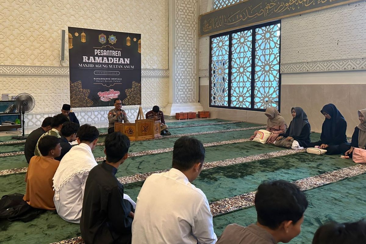 Personel Satbinmas Polres Sekadau melaksanakan kegiatan pembinaan dan penyuluhan di pesantren ramadan MAN 1 Sekadau pada Rabu (4/3).