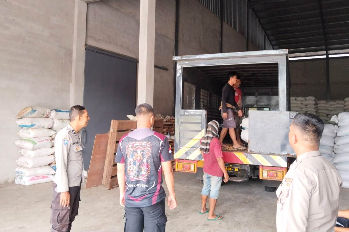 Personel Polsek Singkawang Selatan Polres Singkawang mengawal distribusi jagung ke Gudang Bulog pada Kamis (5/3). 