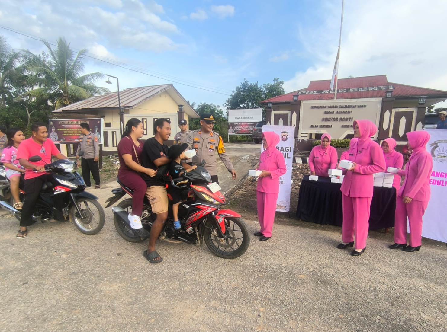 Suasana pembagian takjil di depan Mako Polsek Bonti Kabupaten Sanggau pada Rabu (4/3). 