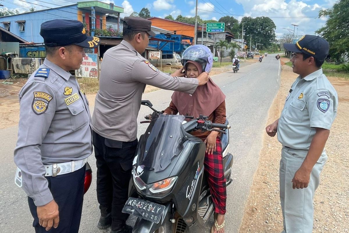 Personel Polsek Bonti bersama Polsek Toba dan Jasa Raharja memberikan edukasi keselamatan berkendara pada Kamis (5/3). 