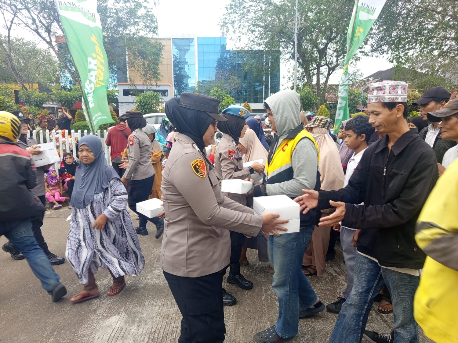 Polwan Polda Kalbar membagikan takjil di Masjid Mujahidin Pontianak pada Rabu (4/3).