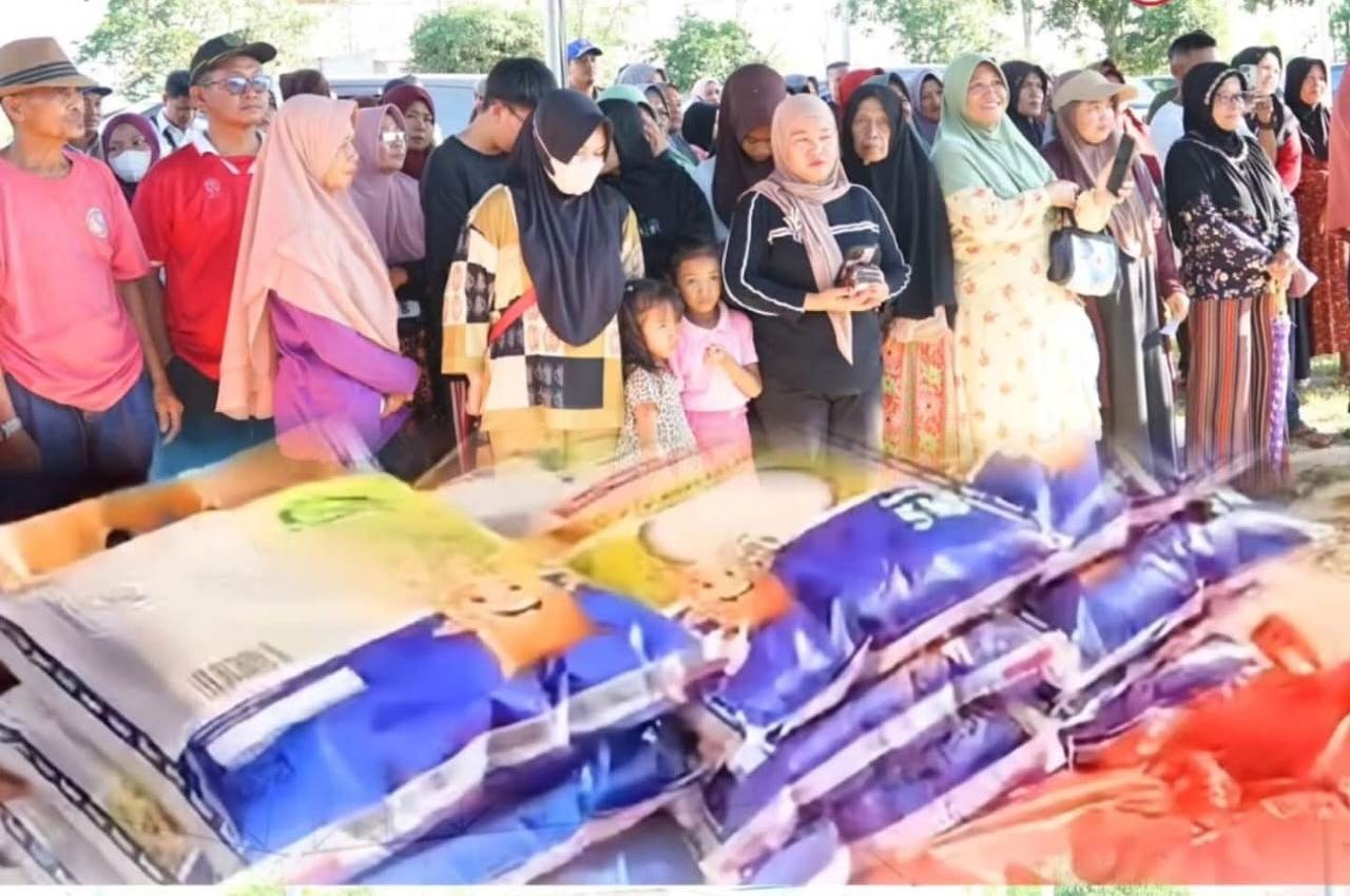 PASAR MURAH: Masyarakat antusias mengikuti Pasar Murah Pemprov Kalbar di halaman Kantor Camat Takarang, belum lama ini.  Pasar Murah yang menjual kebutuhan pokok dengan harga jauh di bawah pasaran ini