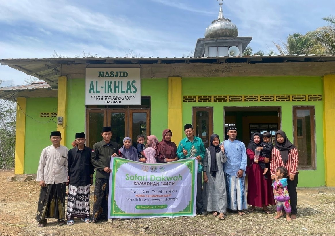 JALANKAN TUGAS: Pengurus Yayasan Amal Mualaf Peduli Kalbar bersama saat mengantarkan da&rsquo;i  menjalankan tugas pembinaan keislaman bagi komunitas mualaf di wilayah pedalaman Kalimantan Barat. 