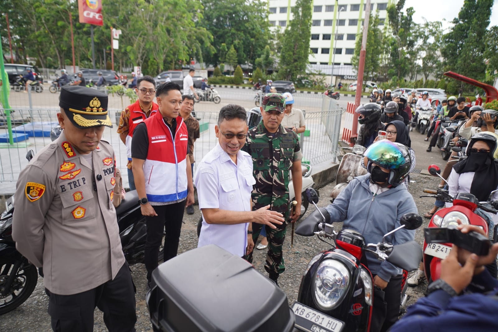 SIDAK: Wali Kota Pontianak Edi Kamtono, Kapolresta Pontianak, Dandim, dan manajemen PT Pertamina Patra Niaga wilayah Kalimantan Barat meninjau antrean kendaraan terlihat di salah satuSPBU di Pontianak