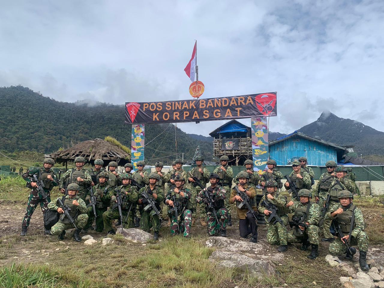 Prajurit Satgas Yon Parako 466 Pasgat bersiaga di Pos Sinak Bandara, memastikan keamanan dan kelancaran transportasi udara di Papua Tengah.