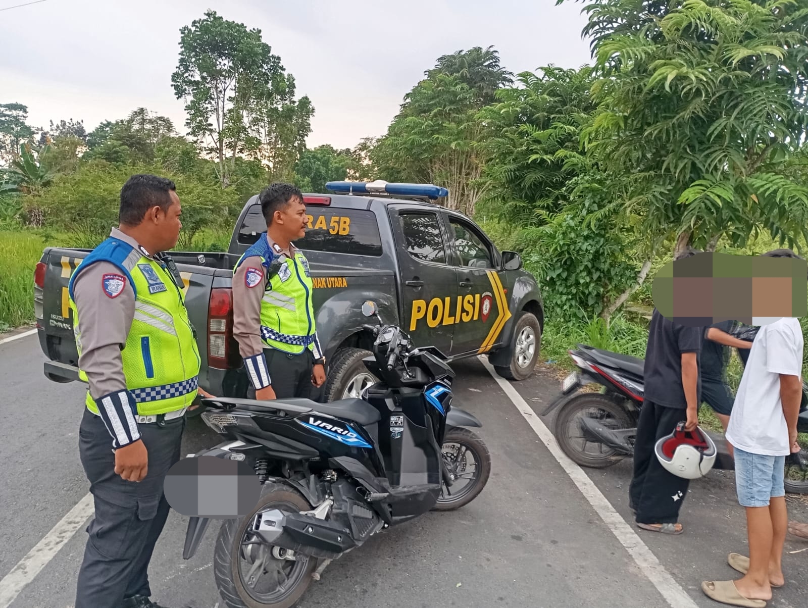Personil Polsek Pontianak Utara saat Bubarkan Balap Liar Berkedok Ngabuburit di Jalan Sungai Selamat