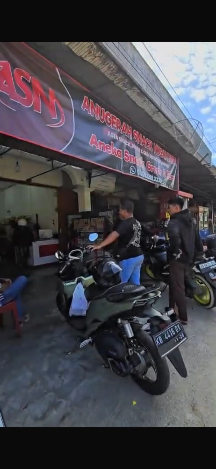 BERBURU: Warga mendatangi toko kue untuk memenuhi kebutuhan pangan jelang Idulfitri.