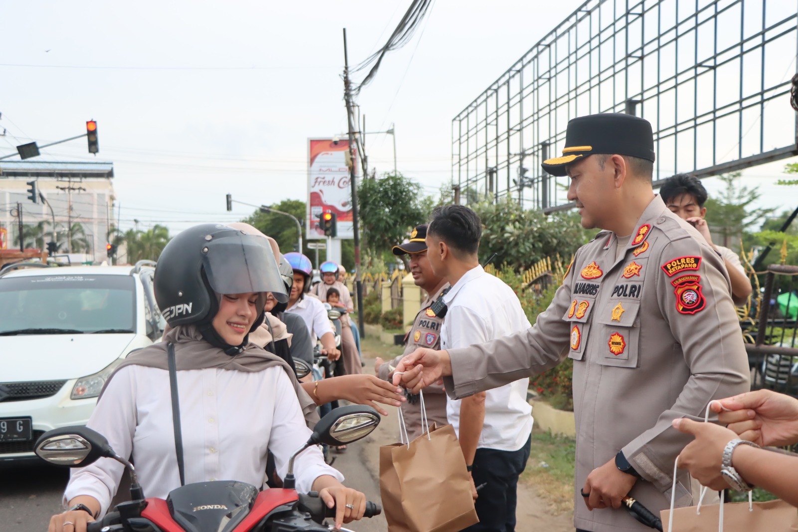 Polres Ketapang bagikan takjil kepada pengendara, ciptakan momen hangat Ramadan di jalan.