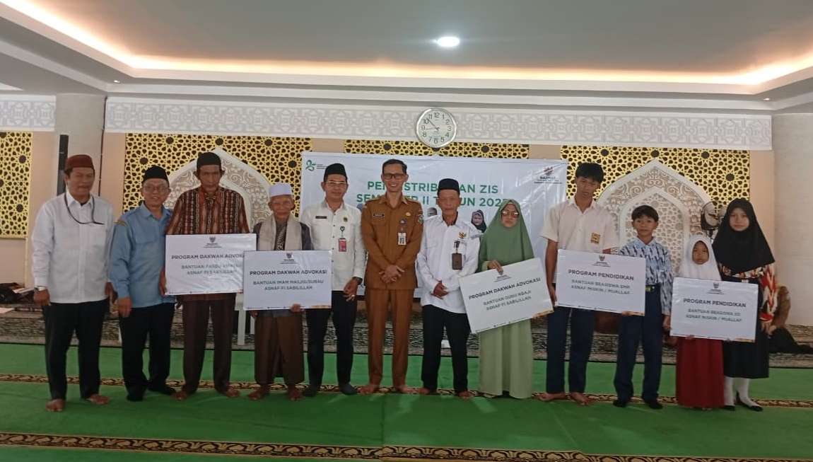 BANTUAN: Para penerima bantuan Baznas foto bersama jajaran Pemkab Mempawah.
