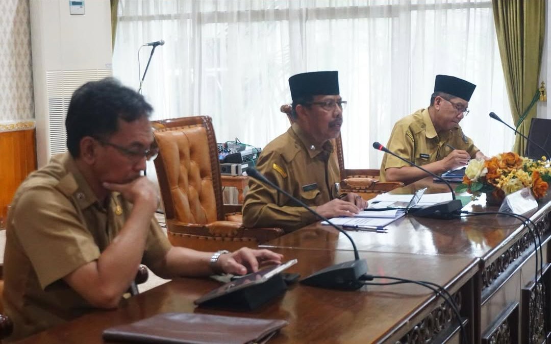 RAKOR: Sekda Ismail saat memimpin rapat koordinasi di Kantor Bupati Mempawah.
