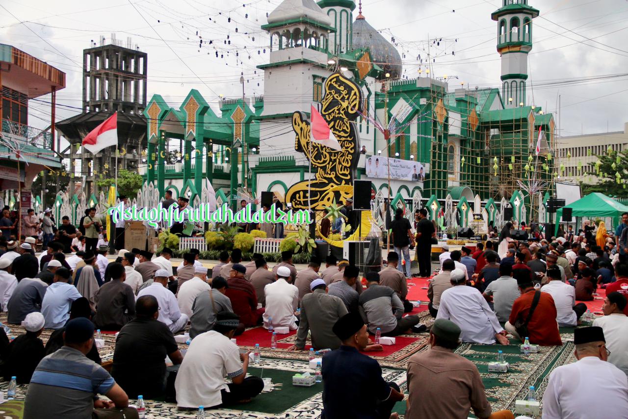 Suasana buka puasa bersama akbar yang dihadiri oleh ribuan warga multi etnis di Kota Singkawang.