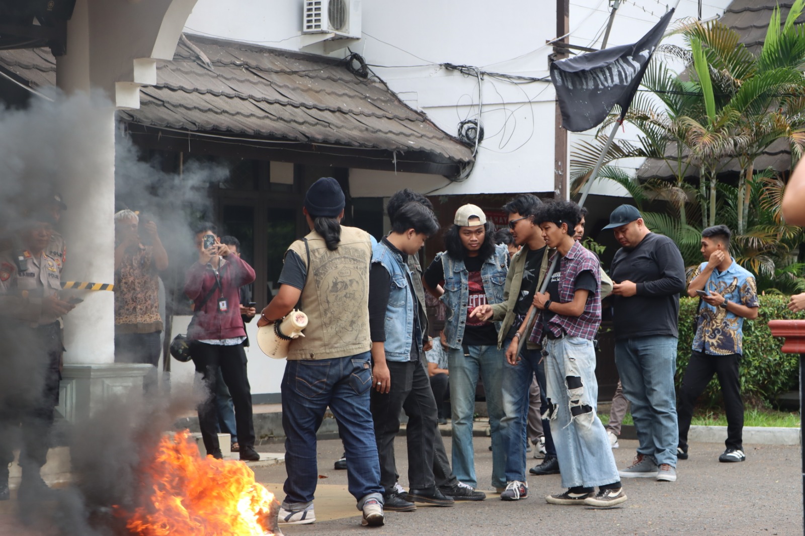 Aksi unjuk rasa yang digelar oleh Solidaritas Mahasiswa dan Pemuda Pengemban Amanat Rakyat (SOLMADAPAR) di Kantor Dinas Tenaga Kerja dan Transmigrasi Provinsi Kalimantan Barat (06/03).