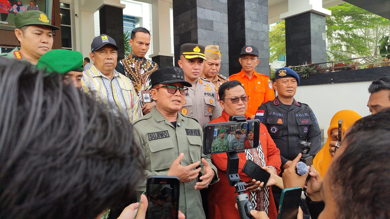 Bupati Sujiwo memberikan keterangan kepada awak media usai memimpin Apel Siaga Karhutla 2026 di halaman Kantor Bupati Kubu Raya, didampingi Kapolres Kadek Ary Mahardika serta sejumlah unsur TNI-Polri 
