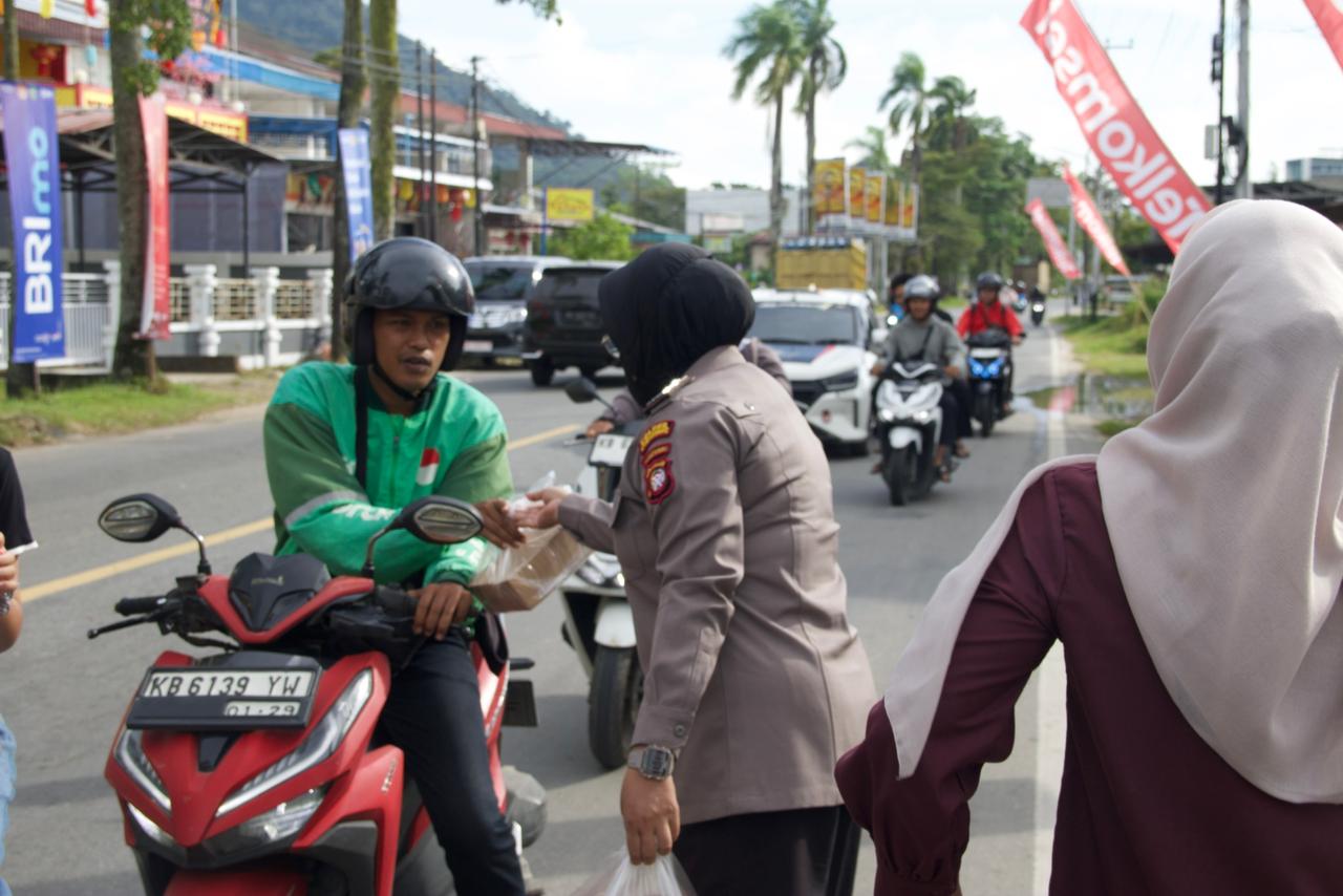 Polwan Polres Singkawang saat bagikan takjil ke pengendara di jalan.