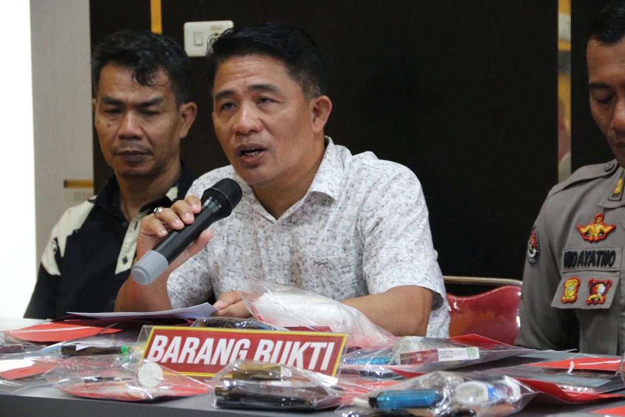 Kasat Resnarkoba Polres Singkawang, IPTU Defi Irawan, memaparkan pengungkapan 14 kasus narkotika dengan total barang bukti 517,43 gram, yang berhasil menyelamatkan lebih dari 5.000 warga dari bahaya