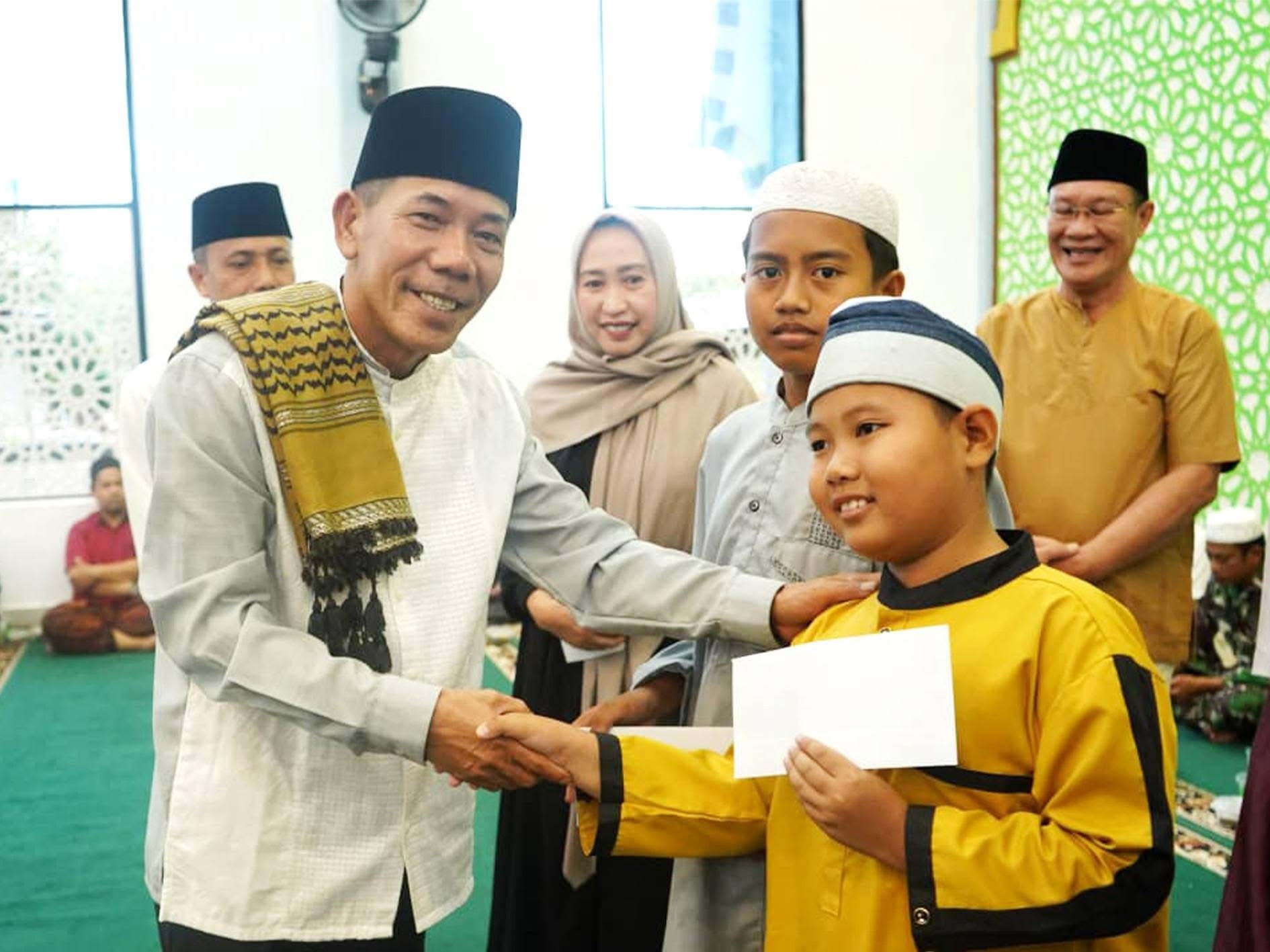 SAFARI: Wabup Ketapang, Jamhuri Amir, memimpin Safari Ramadan di Masjid Darul Hikmah, Kelurahan Banjar, Kecamatan Benua Kayong, Selasa (10/3).