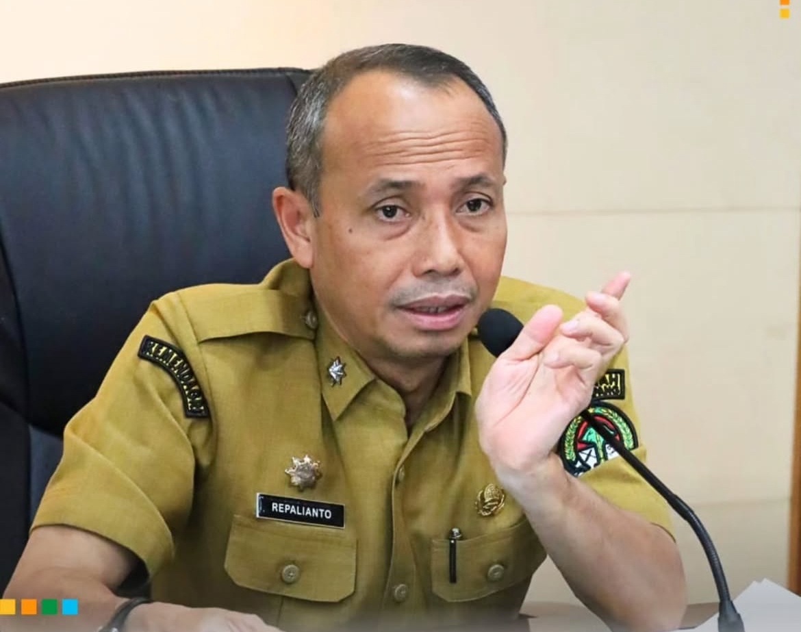 ARAHAN : Sekda Ketapang, Repalianto, memberikan arahan saat memimpin rapat pembentukan tim pengawas penerimaan siswa baru, Selasa (11/3).