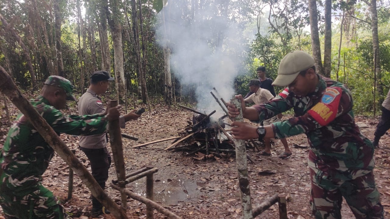 SWEEPING : Anggota Koramil 1206-06/Batang Lupar bersama Satgas Pamtas Pos Kapar melaksanakan kegiatan sweeping terhadap kendaraan yang melintas di wilayah perbatasan, Desa Kapar Kecamatan Batang Lupar