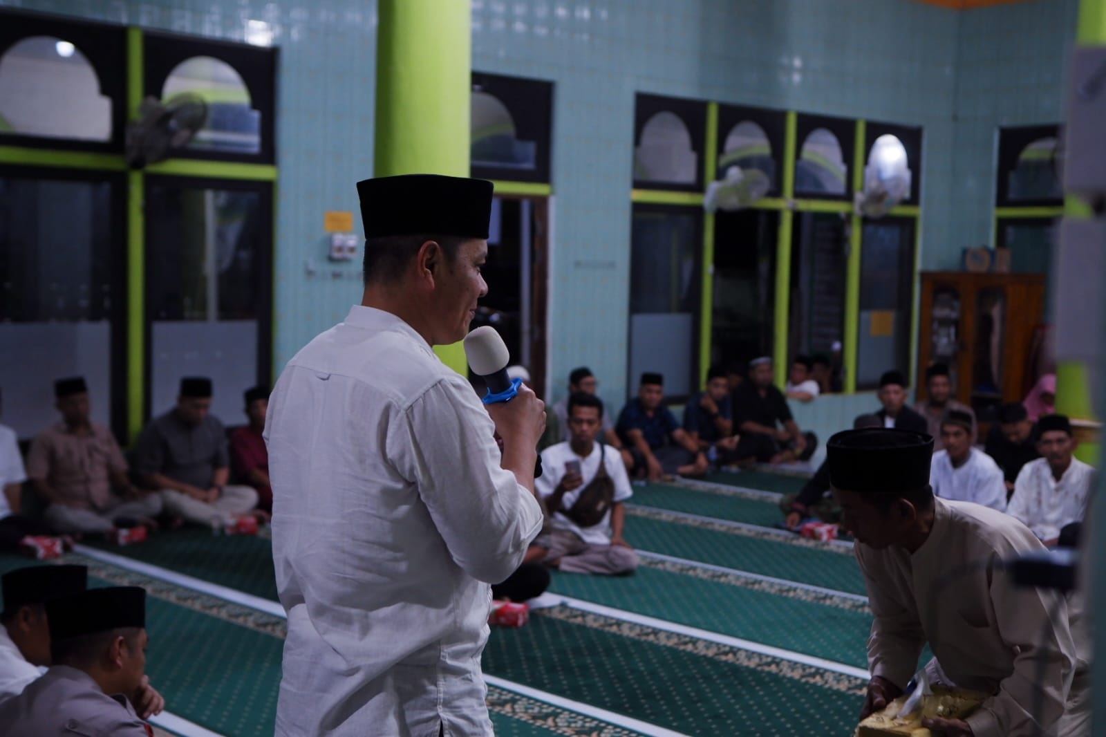 SAFARI : Bupati Kayong Utara Romi Wijaya pada Safari Ramadan Pemkab Kayong Utara tahun 2026 di Desa Teluk Batang Selatan, Kecamatan Teluk batang, pada Selasa (11/3).  
