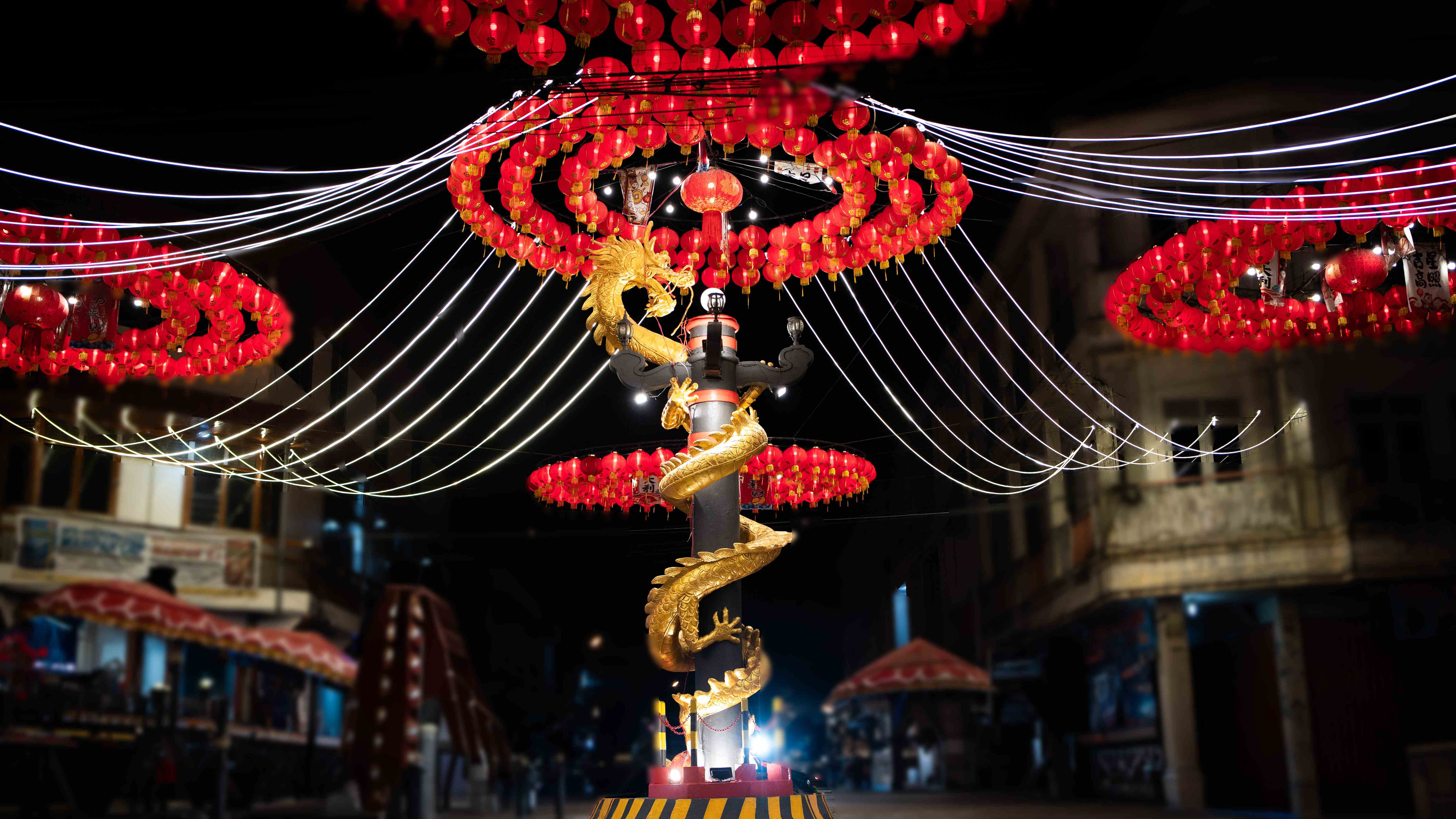 Tugu Naga Emas di Jalan Niaga, Kota Singkawang, tampil lebih segar setelah dilakukan pengecatan ulang menggunakan produk Mowilex dalam rangka dukungan terhadap perayaan Imlek dan Festival Cap Go Meh