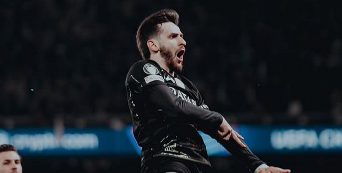 Kvaratskhelia melakukan selebrasi usai cetak gol ke gawang Chelsea. [Foto: Instagram/@kvara7]