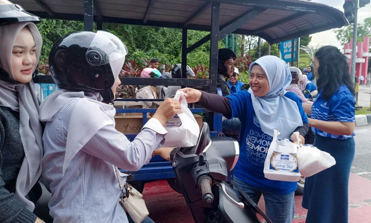 DPD Partai Demokrat Provinsi Kalimantan Barat berbagi takjil pada bulan Ramadhan 1447 hijriah. 