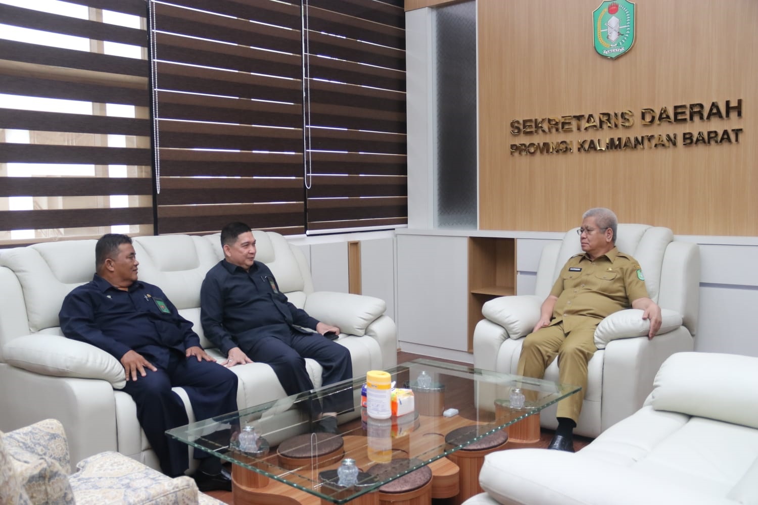 BINCANG: Sekda Harisson berbincang dengan Sekretaris Pengadilan Tinggi Agama (PTA) Pontianak Zachrizal Anwar yang pindah tugas ke Lampung.