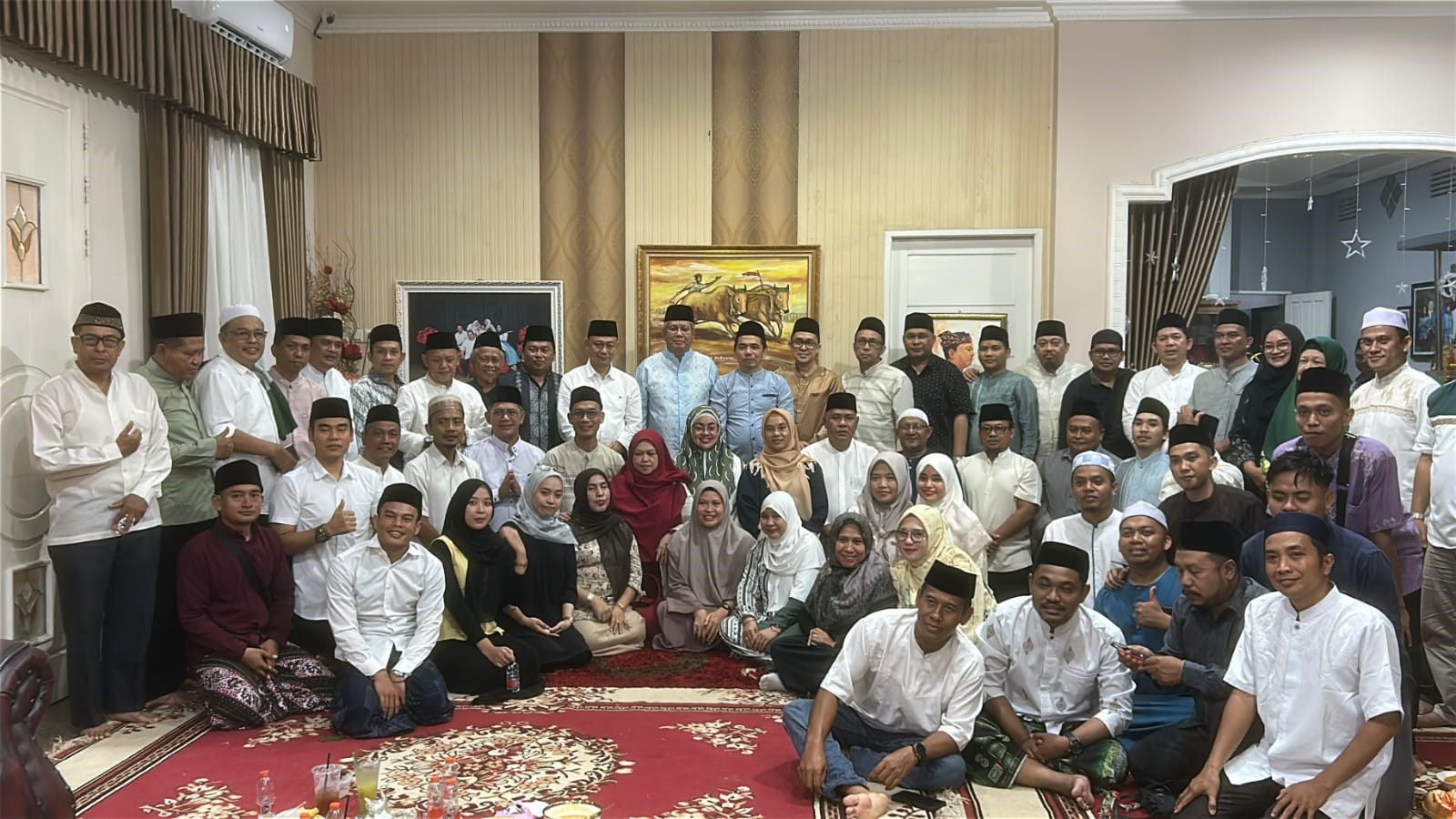 BUKBER: Sekda Kalbar Harisson dan Wakil Bupati Kubu Raya Sukiryanto berfoto usai buka puasa bersama tokoh masyarakat. 