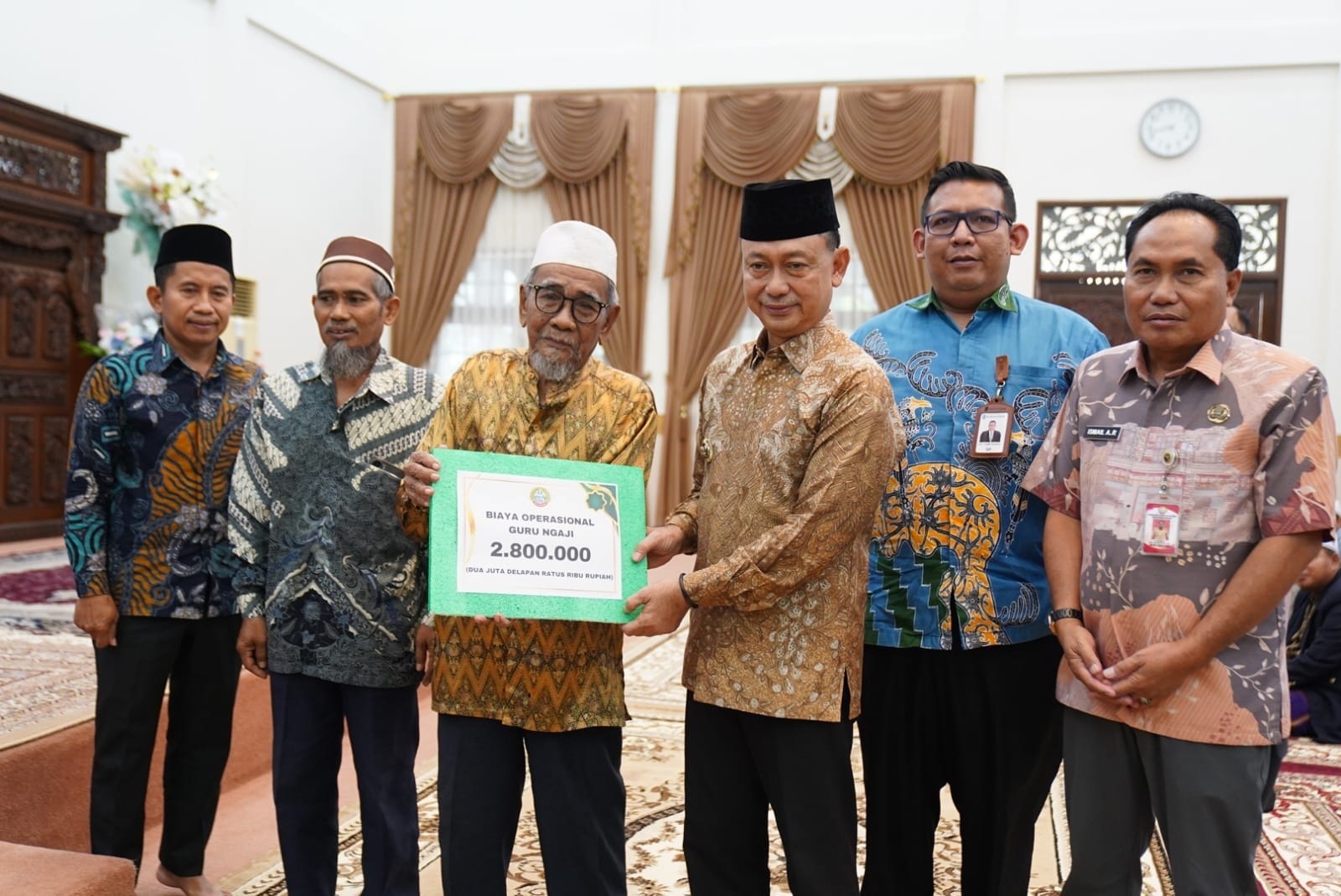 BANTUAN: Satuki (80), Guru Ngaji Tradisional di Pontianak Timur, bersama seribu rekan sejawatnya, menerima bantuan biaya operasional secara simbolis dari Wali Kota Pontianak Edi Rusdi Kamtono di Aula 