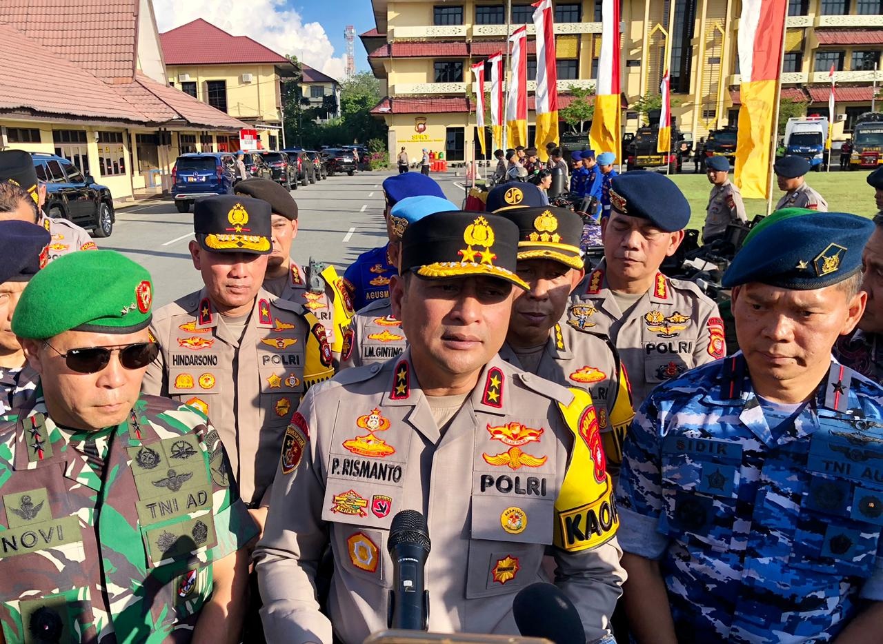 WAWANCARA: Kapolda Kalbar Irjen Pol Pipit Rismanto memberikan keterangan kepada wartawan usai Apel Gelar Pasukan Operasi Ketupat Kapuas 2026 di Lapangan Jananuraga Polda Kalbar, Kamis (12/3). 