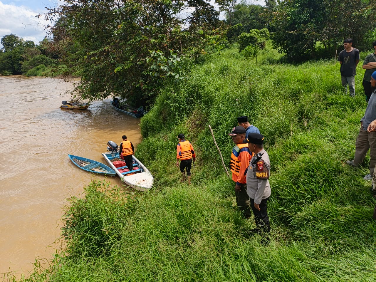 Tim gabungan dan warga setempat melakukan pencarian dengan menyisir alur sungai Melawi.