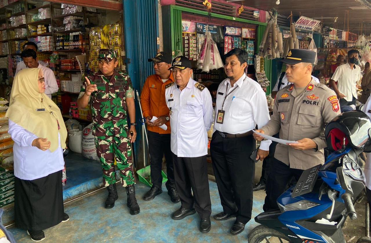 SIDAK: Wabup Juli Suryadi saat melaksanakan sidak di Pasar Sebukit Rama Mempawah.