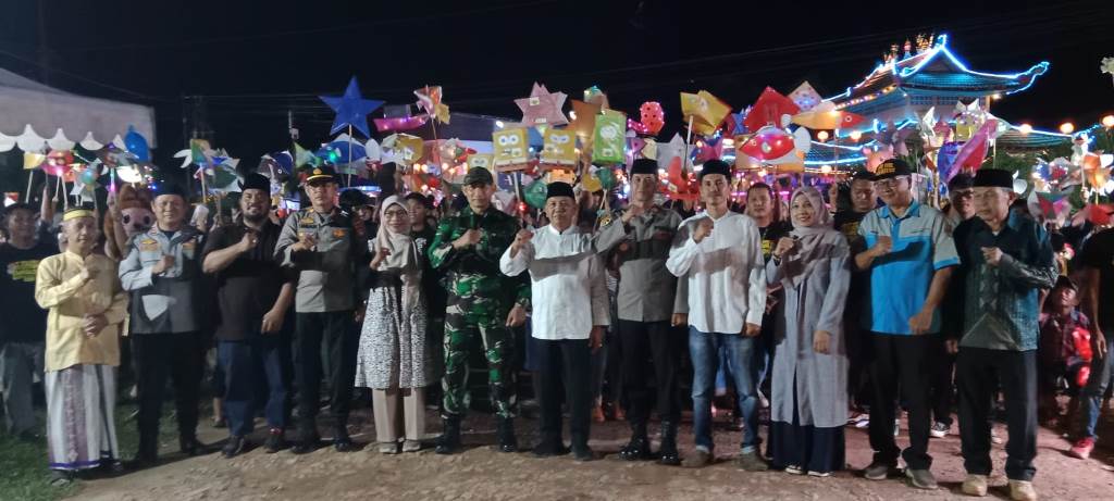 PEMBUKAAN: Wabup Juli Suryadi membuka Festival Tanglong Kuala Mempawah 2026.