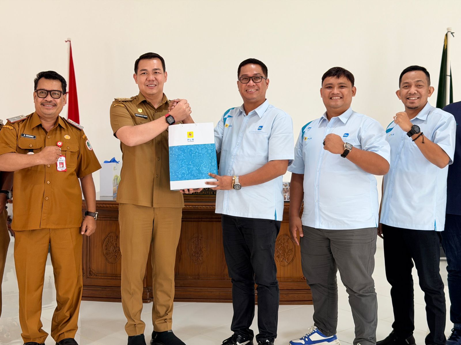 Manager PLN UP3 Sanggau, Hendy Gita Wedhatama (ketiga dari kanan) menyerahkan cinderamata untuk Bupati Kapuas Hulu, Fransiskus Diaan (kedua dari kiri) semoga sinergi ini membawa manfaat untuk kemajuan