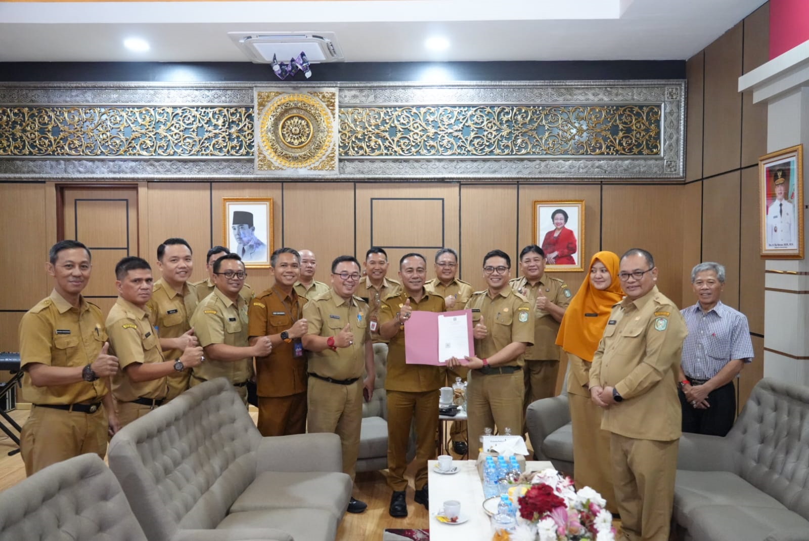 APRESIASI: Wakil Gubernur Kalimantan Barat Krisantus Kurniawan berfoto bersama pengurus Perkumpulan Betang Raya Pegawai Dayak.