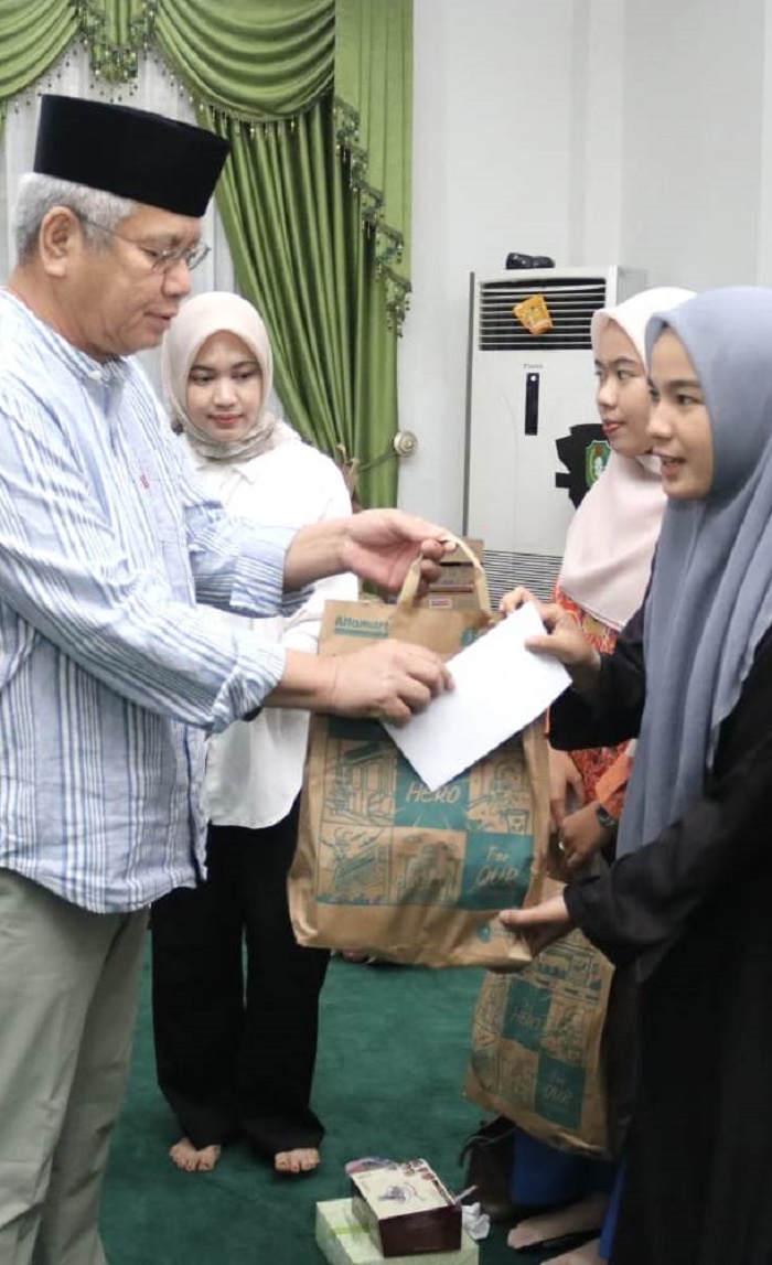 SANTUNAN : Sekda Kalbar, Harisson menyerahkan santunan kepada anak panti asuhan di Rumah Dinas Sekda Kalbar.