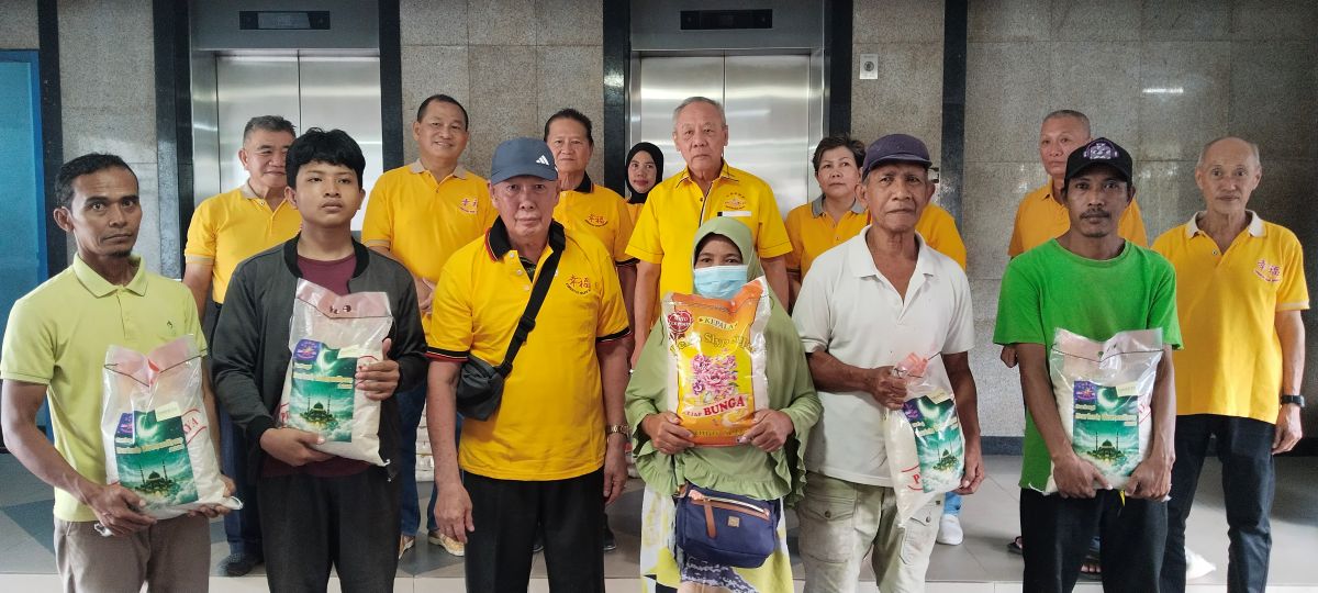 Warga senang menerima bantuan dari Xing Fu. 