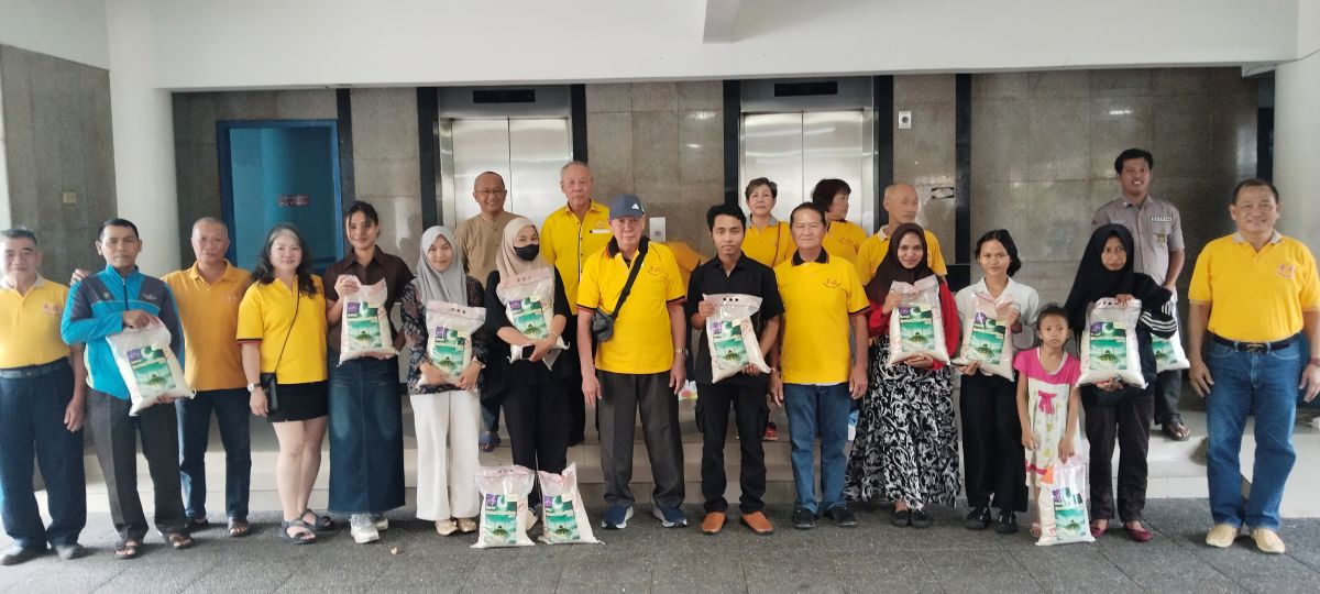 Berbagi Berkah Ramadan dari komunitas Insan Bahagia atau Xing Fu, Jumat (13/3). 