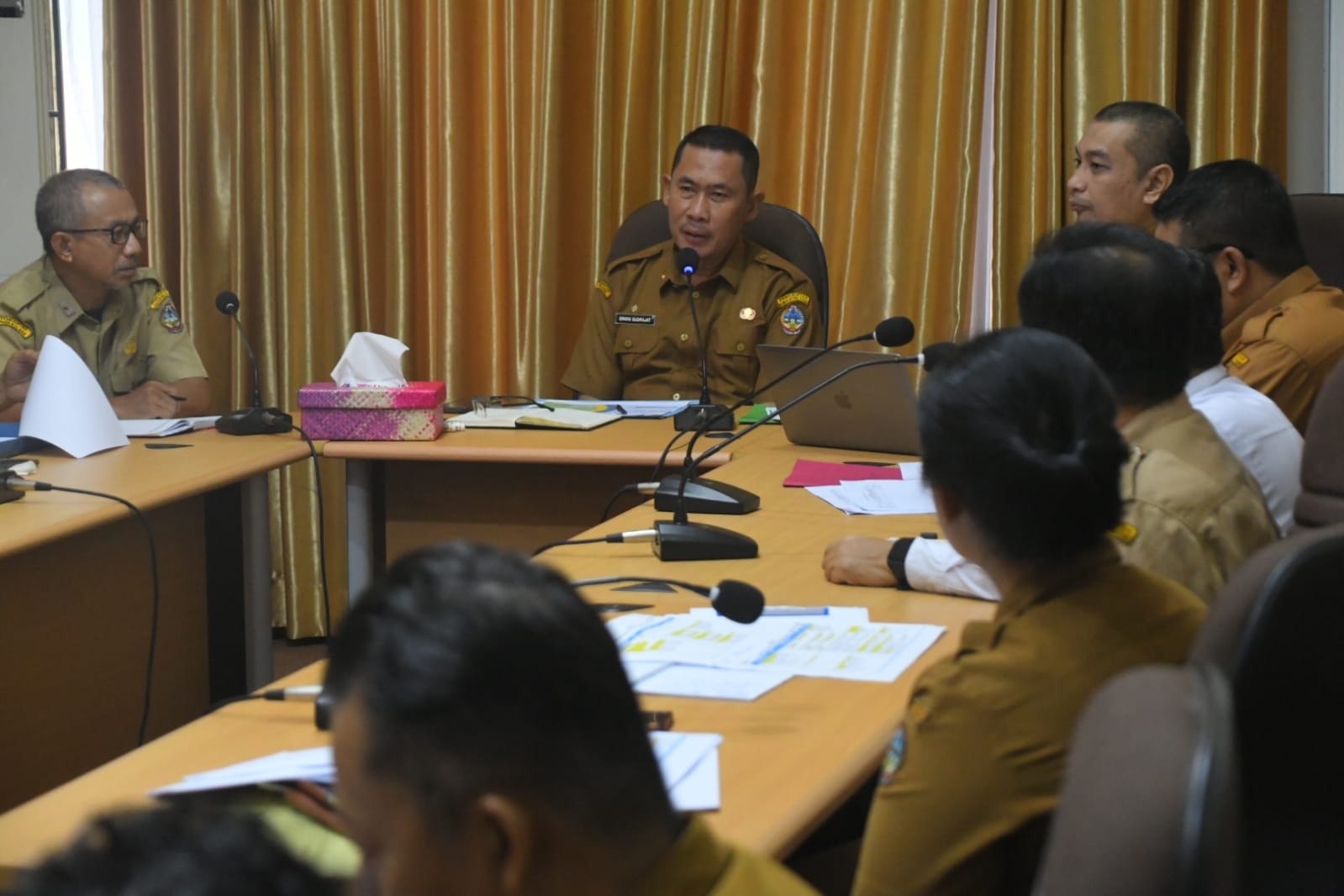 PERSIAPAN : Erwin Suderajat, pimpin rapat persiapan pelaporan pelaksanaan Program Strategis Nasional (ProSN) Tahun 2026.