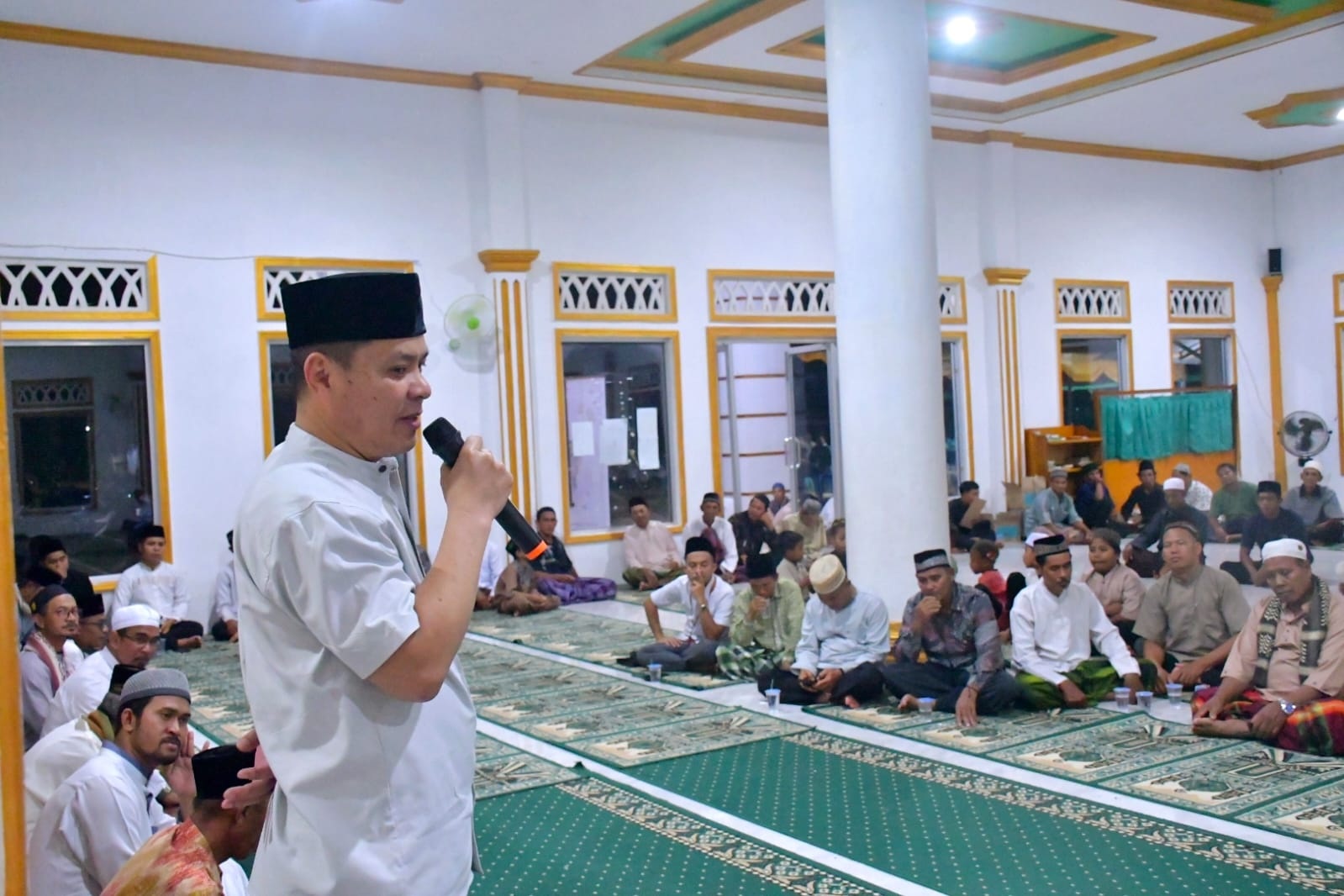 RAMADAN : Bupati Romi saat menghadiri kegiatan Safari Ramadan di Masjid Fastabiqul Khairat, Dusun Sungai Belit