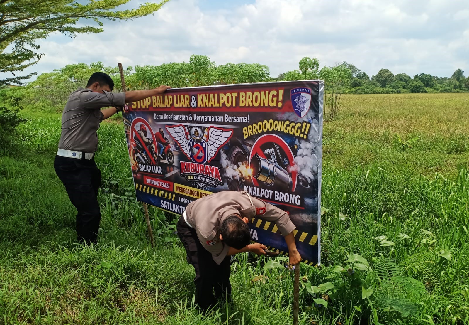 IMBAUAN: Satuan Lalu Lintas Polres Kubu Raya memasang banner imbauan bertuliskan &ldquo;Zero Knalpot Brong&rdquo; di sejumlah titik jalan utama di Kubu Raya.  