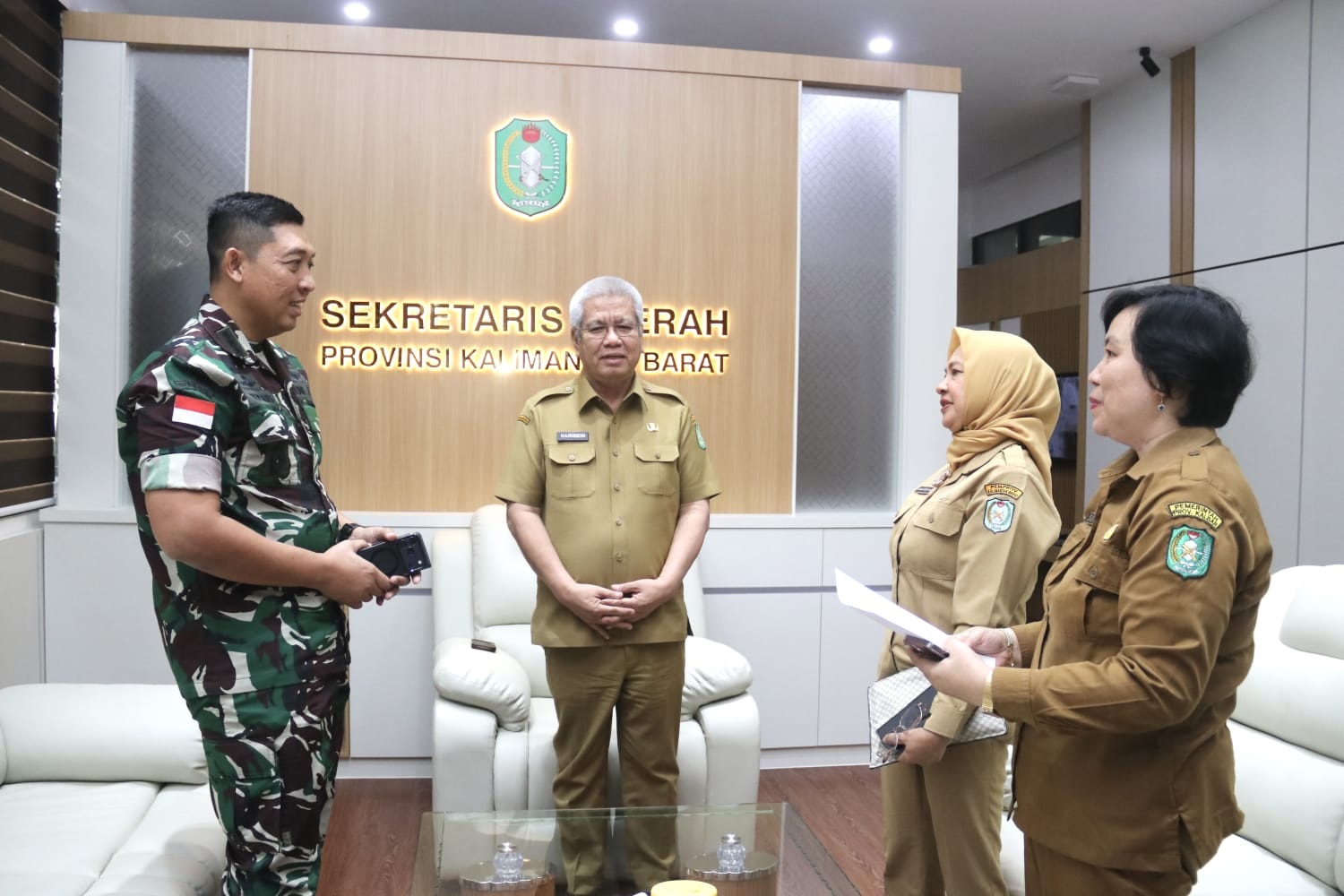 BAHAS MBG: Sekda Kalbar Harisson sedang berbincang-bincang dengan Kapendam XII/Tanjungpura Kolonel Inf. Yusub Dody Sandra yang berkunjung membahas tentang program MBG. 